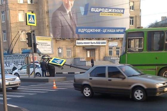 На проспекте Гагарина маршрутка врезалась в светофор (фото) - фото 1 На проспекте Гагарина маршрутка врезалась в светофор (фото) - фото 1