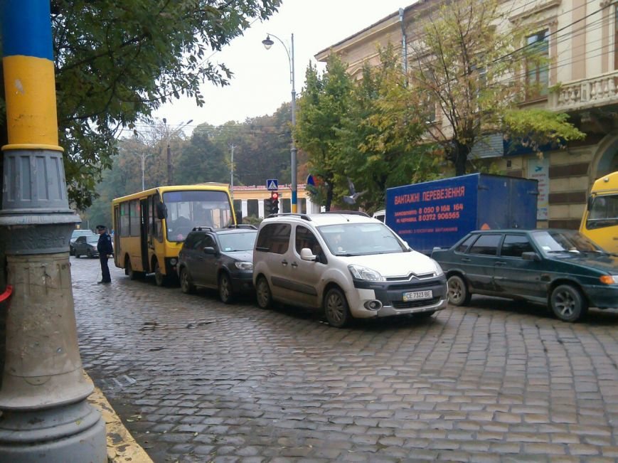 По вулиці Головній у Чернівцях зіткнулися три машини (фото) - фото 1 По вулиці Головній у Чернівцях зіткнулися три машини (фото) - фото 1