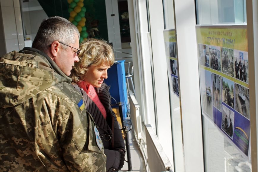 Олександр Удовіченко відвідав фотовиставку воїнів АТО (фото) - фото 3 Олександр Удовіченко відвідав фотовиставку воїнів АТО (фото) - фото 3