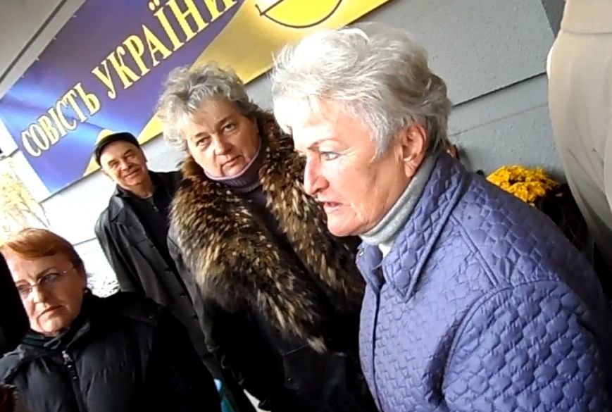 Як в Полтаві міліція намагалася попередити підкуп виборців (ВІДЕО) (фото) - фото 1 Як в Полтаві міліція намагалася попередити підкуп виборців (ВІДЕО) (фото) - фото 1