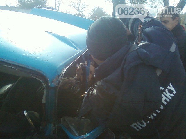 Спасатели ГСЧС помогли врачам скорой помощи достать из автомобиля водителя, пострадавшего в ДТП (ФОТО) (фото) - фото 1 Спасатели ГСЧС помогли врачам скорой помощи достать из автомобиля водителя, пострадавшего в ДТП (ФОТО) (фото) - фото 1