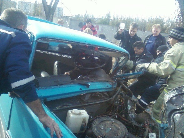 Спасатели ГСЧС помогли врачам скорой помощи достать из автомобиля водителя, пострадавшего в ДТП (ФОТО) (фото) - фото 1 Спасатели ГСЧС помогли врачам скорой помощи достать из автомобиля водителя, пострадавшего в ДТП (ФОТО) (фото) - фото 1