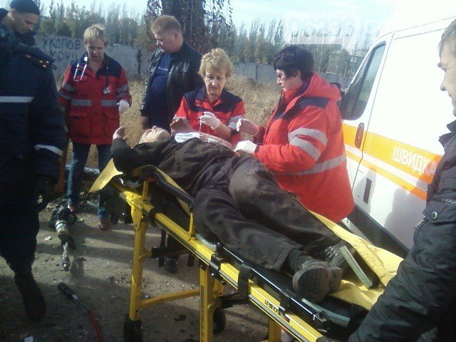 Спасатели ГСЧС помогли врачам скорой помощи достать из автомобиля водителя, пострадавшего в ДТП (ФОТО) (фото) - фото 1 Спасатели ГСЧС помогли врачам скорой помощи достать из автомобиля водителя, пострадавшего в ДТП (ФОТО) (фото) - фото 1
