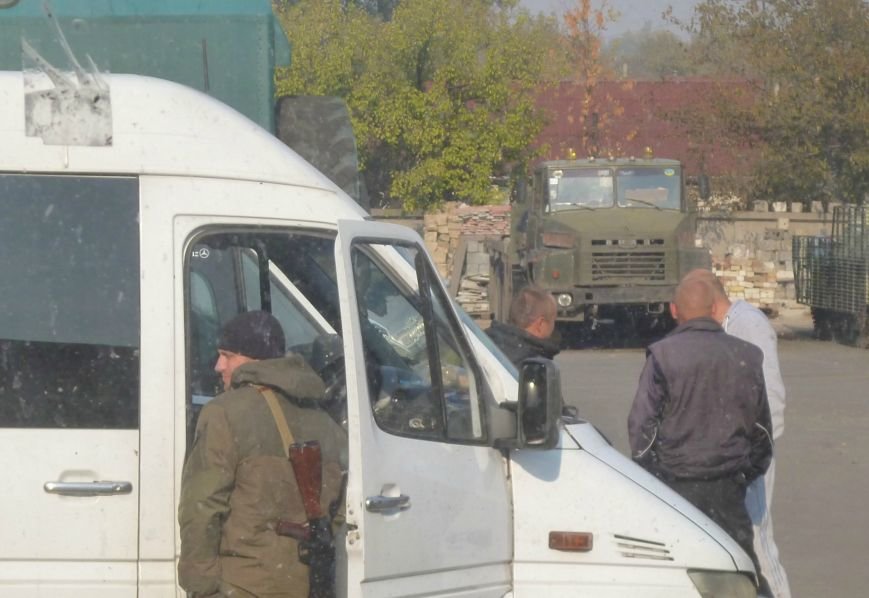На базу полка «Днепр-1» в Красноармейске прибыло подкрепление - как бойцы, так и неизвестные вооруженные лица (фото) - фото 4 На базу полка «Днепр-1» в Красноармейске прибыло подкрепление - как бойцы, так и неизвестные вооруженные лица (фото) - фото 4