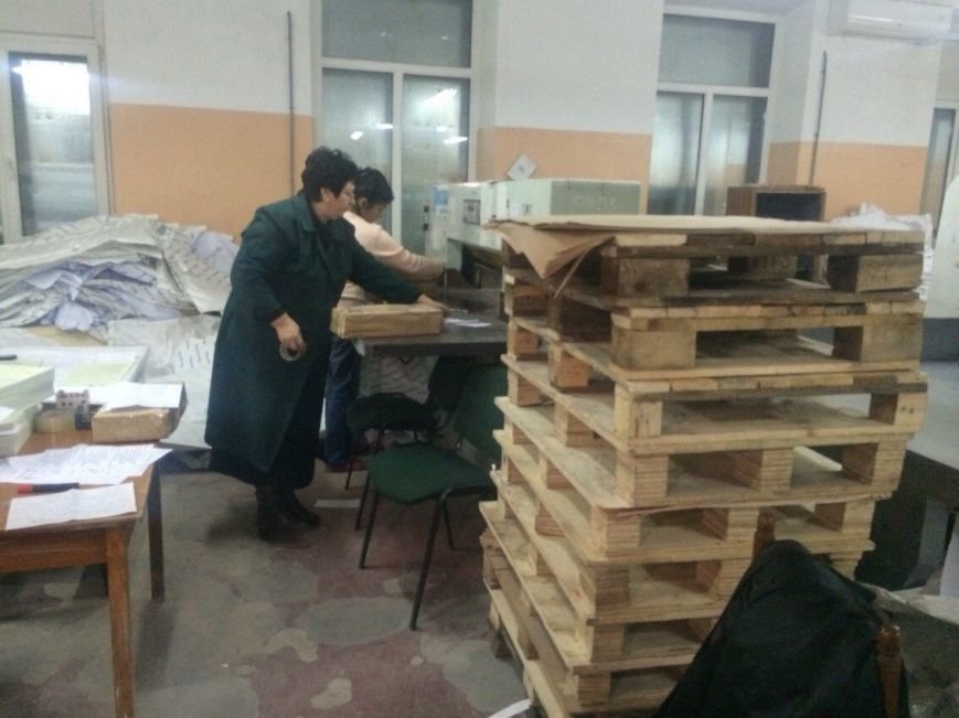 В Мариуполе испортили 12 тыс. избирательных бюллетеней, будут перепечатывать (ДОПОЛНЯЕТСЯ+ВИДЕО) (фото) - фото 1 В Мариуполе испортили 12 тыс. избирательных бюллетеней, будут перепечатывать (ДОПОЛНЯЕТСЯ+ВИДЕО) (фото) - фото 1