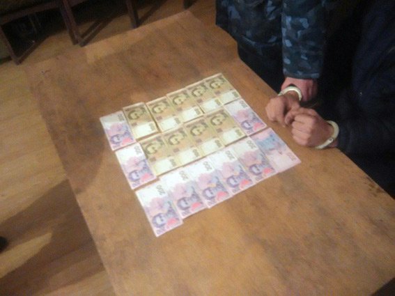 В Харькове милиционеры задержали архитектора, который требовал взятку за выдачу документа (ФОТО) (фото) - фото 1 В Харькове милиционеры задержали архитектора, который требовал взятку за выдачу документа (ФОТО) (фото) - фото 1