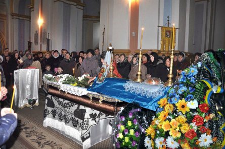 На Тернопільщині сотні людей провели в останню путь загиблого воїна Віталія Фурсика (фото) - фото 1 На Тернопільщині сотні людей провели в останню путь загиблого воїна Віталія Фурсика (фото) - фото 1