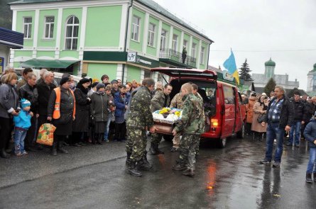 На Тернопільщині сотні людей провели в останню путь загиблого воїна Віталія Фурсика (фото) - фото 1 На Тернопільщині сотні людей провели в останню путь загиблого воїна Віталія Фурсика (фото) - фото 1