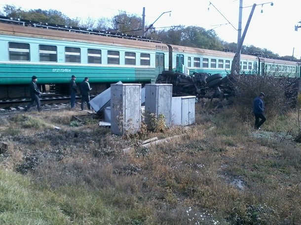 В Макеевке поезд сошел с рельсов (фото) - фото 1 В Макеевке поезд сошел с рельсов (фото) - фото 1
