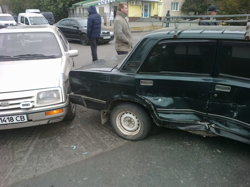 У Полтаві не розминулися відразу три автомобілі (ФОТО) (фото) - фото 1 У Полтаві не розминулися відразу три автомобілі (ФОТО) (фото) - фото 1