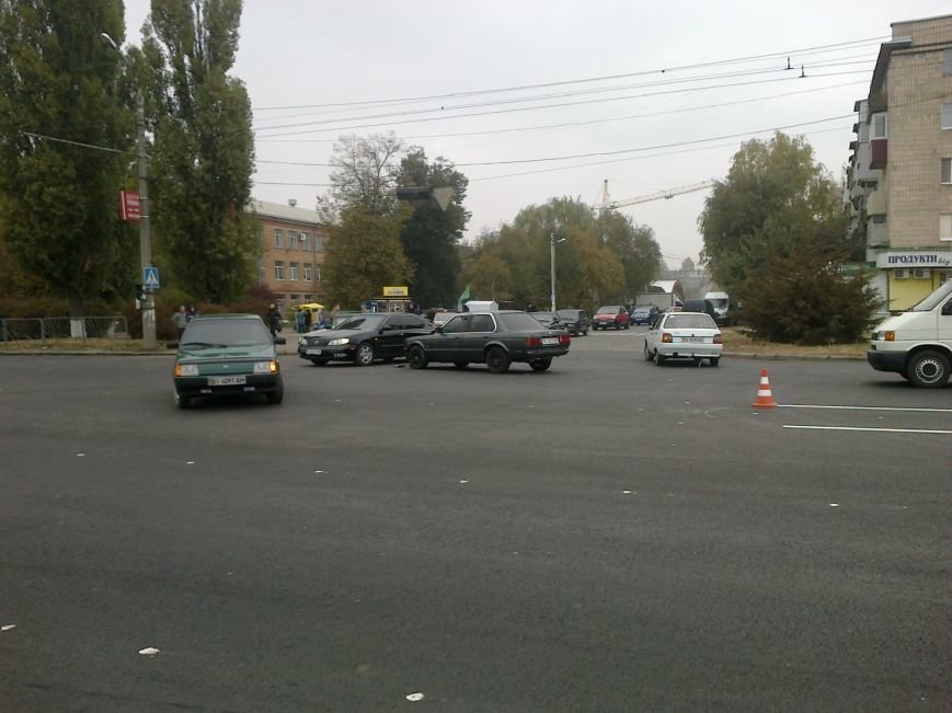 У Полтаві не розминулися відразу три автомобілі (ФОТО) (фото) - фото 1 У Полтаві не розминулися відразу три автомобілі (ФОТО) (фото) - фото 1