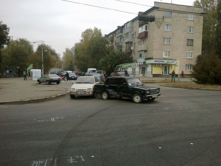 У Полтаві не розминулися відразу три автомобілі (ФОТО) (фото) - фото 1 У Полтаві не розминулися відразу три автомобілі (ФОТО) (фото) - фото 1