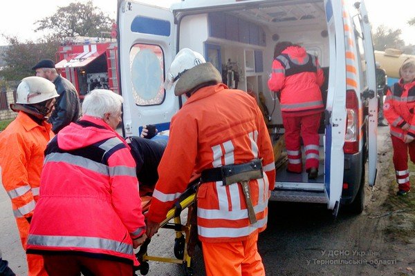 На Тернопільщині рятувальникам довелося «вирізати» водія з салону автомобіля (фото) (фото) - фото 1 На Тернопільщині рятувальникам довелося «вирізати» водія з салону автомобіля (фото) (фото) - фото 1