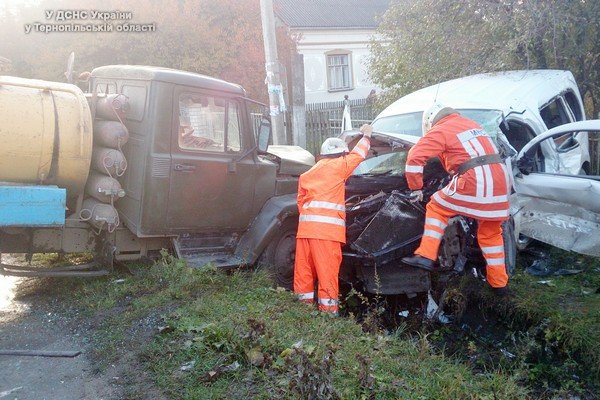 На Тернопільщині рятувальникам довелося «вирізати» водія з салону автомобіля (фото) (фото) - фото 1 На Тернопільщині рятувальникам довелося «вирізати» водія з салону автомобіля (фото) (фото) - фото 1