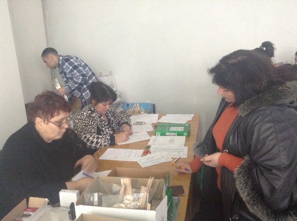 Заседание Красноармейской избирательной комиссии вновь переносится на неопределенный срок, тем временем члены УИК получают канцелярию (фото) - фото 2 Заседание Красноармейской избирательной комиссии вновь переносится на неопределенный срок, тем временем члены УИК получают канцелярию (фото) - фото 2