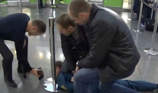 Таможенный инспектор “Борисполя” попался за взятке (ФОТО) (фото) - фото 1 Таможенный инспектор “Борисполя” попался за взятке (ФОТО) (фото) - фото 1