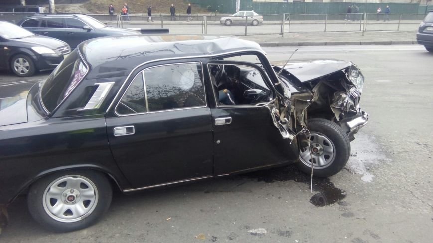 В Киеве под Индустриальным мостом столкнулись три автомобиля, есть пострадавшие (ФОТО) (фото) - фото 1 В Киеве под Индустриальным мостом столкнулись три автомобиля, есть пострадавшие (ФОТО) (фото) - фото 1