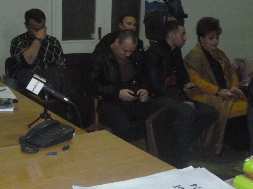 Красноармейский избирком: 20.00 давно миновало, но заседание все еще начинают ... с минуты на минуту (фото) - фото 4 Красноармейский избирком: 20.00 давно миновало, но заседание все еще начинают ... с минуты на минуту (фото) - фото 4