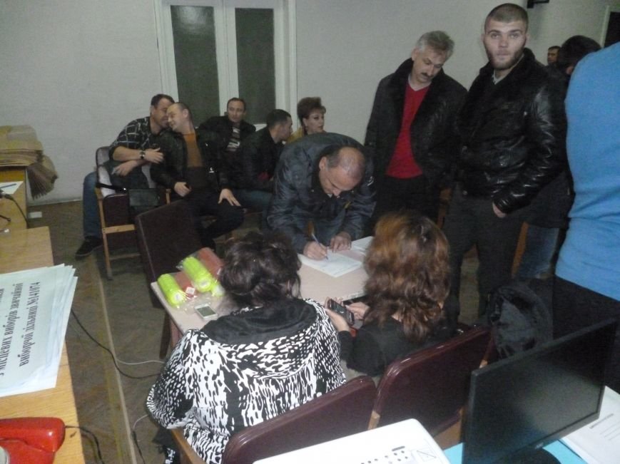 Красноармейский избирком: 20.00 давно миновало, но заседание все еще начинают ... с минуты на минуту (фото) - фото 3 Красноармейский избирком: 20.00 давно миновало, но заседание все еще начинают ... с минуты на минуту (фото) - фото 3
