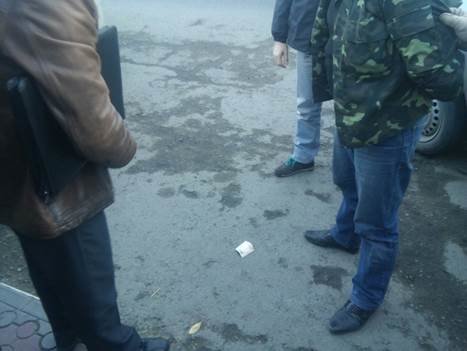 На Буковині еколога-чиновника зловили на хабарі (фото) - фото 1 На Буковині еколога-чиновника зловили на хабарі (фото) - фото 1