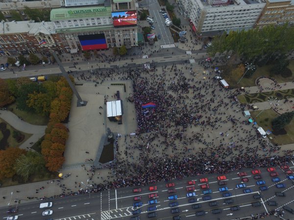 Как в «ДНР» нарисовали «150 тысяч людей» на «день флага республики» в Донецке (ФОТОФАКТ) (фото) - фото 2 Как в «ДНР» нарисовали «150 тысяч людей» на «день флага республики» в Донецке (ФОТОФАКТ) (фото) - фото 2