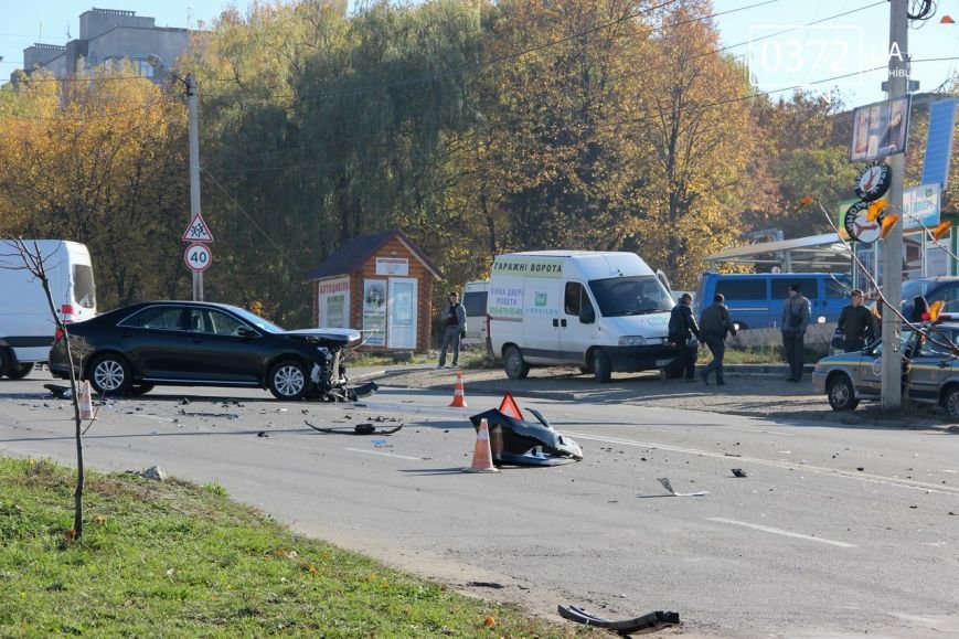 У Чернівцях на розі Південно-Кільцевої та Воробкевича аварія (ФОТО) (фото) - фото 2 У Чернівцях на розі Південно-Кільцевої та Воробкевича аварія (ФОТО) (фото) - фото 2