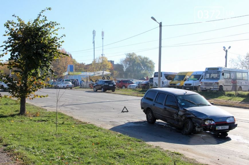 У Чернівцях на розі Південно-Кільцевої та Воробкевича аварія (ФОТО) (фото) - фото 2 У Чернівцях на розі Південно-Кільцевої та Воробкевича аварія (ФОТО) (фото) - фото 2