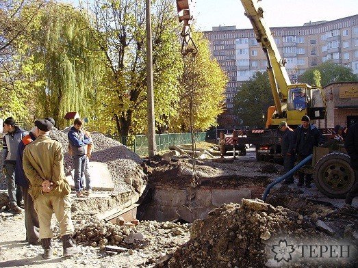 У Тернополі під землю провалилася вантажівка (фото) (фото) - фото 1 У Тернополі під землю провалилася вантажівка (фото) (фото) - фото 1