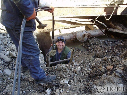 У Тернополі під землю провалилася вантажівка (фото) (фото) - фото 1 У Тернополі під землю провалилася вантажівка (фото) (фото) - фото 1