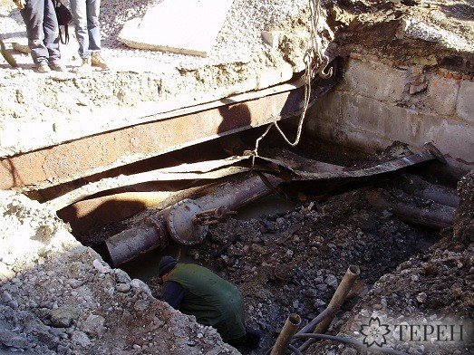 У Тернополі під землю провалилася вантажівка (фото) (фото) - фото 1 У Тернополі під землю провалилася вантажівка (фото) (фото) - фото 1