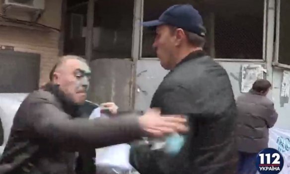 В Киеве экс-свободовца Мирошниченко облили зелёнкой (ФОТО) (фото) - фото 2 В Киеве экс-свободовца Мирошниченко облили зелёнкой (ФОТО) (фото) - фото 2