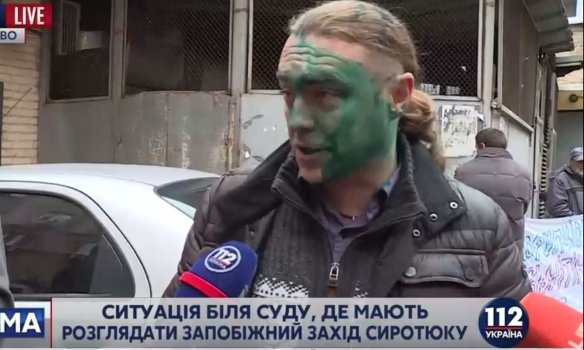 В Киеве экс-свободовца Мирошниченко облили зелёнкой (ФОТО) (фото) - фото 1 В Киеве экс-свободовца Мирошниченко облили зелёнкой (ФОТО) (фото) - фото 1
