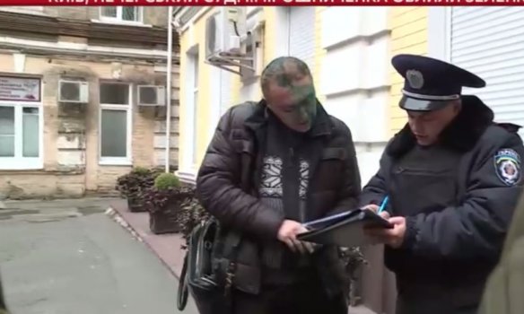 В Киеве экс-свободовца Мирошниченко облили зелёнкой (ФОТО) (фото) - фото 3 В Киеве экс-свободовца Мирошниченко облили зелёнкой (ФОТО) (фото) - фото 3