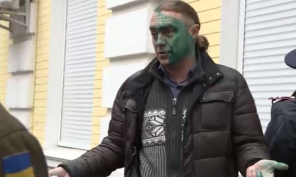 В Киеве экс-свободовца Мирошниченко облили зелёнкой (ФОТО) (фото) - фото 4 В Киеве экс-свободовца Мирошниченко облили зелёнкой (ФОТО) (фото) - фото 4