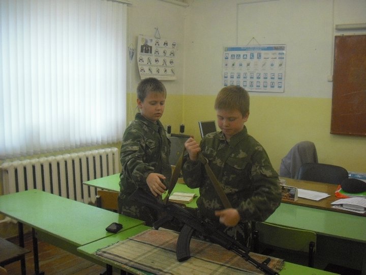 Полевские пограничники учат кадетов стрелять 