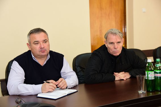 В Мариуполе представителям ООН рассказали, что милиция почти каждый день на блокпостах изымает оружие и боеприпасы (ФОТО) (фото) - фото 1 В Мариуполе представителям ООН рассказали, что милиция почти каждый день на блокпостах изымает оружие и боеприпасы (ФОТО) (фото) - фото 1
