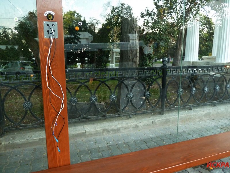 На новой остановке в центре Севастополя уже вырвали USB-шнуры (ФОТОФАКТ) (фото) - фото 1 На новой остановке в центре Севастополя уже вырвали USB-шнуры (ФОТОФАКТ) (фото) - фото 1