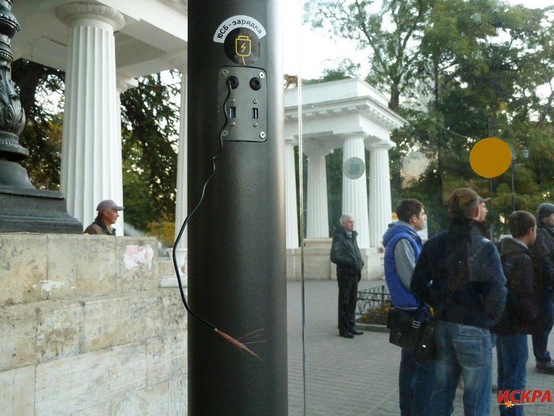 На новой остановке в центре Севастополя уже вырвали USB-шнуры (ФОТОФАКТ) (фото) - фото 3 На новой остановке в центре Севастополя уже вырвали USB-шнуры (ФОТОФАКТ) (фото) - фото 3