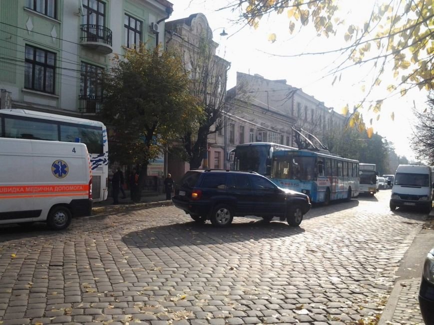 У Чернівцях сталася аварія за участю карети швидкої допомоги (фото) - фото 1 У Чернівцях сталася аварія за участю карети швидкої допомоги (фото) - фото 1
