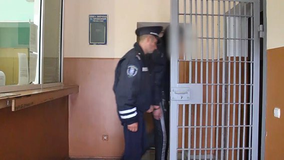 В Киеве на жд-вокзале задержали вооруженного грабителя (ФОТО) (фото) - фото 1 В Киеве на жд-вокзале задержали вооруженного грабителя (ФОТО) (фото) - фото 1