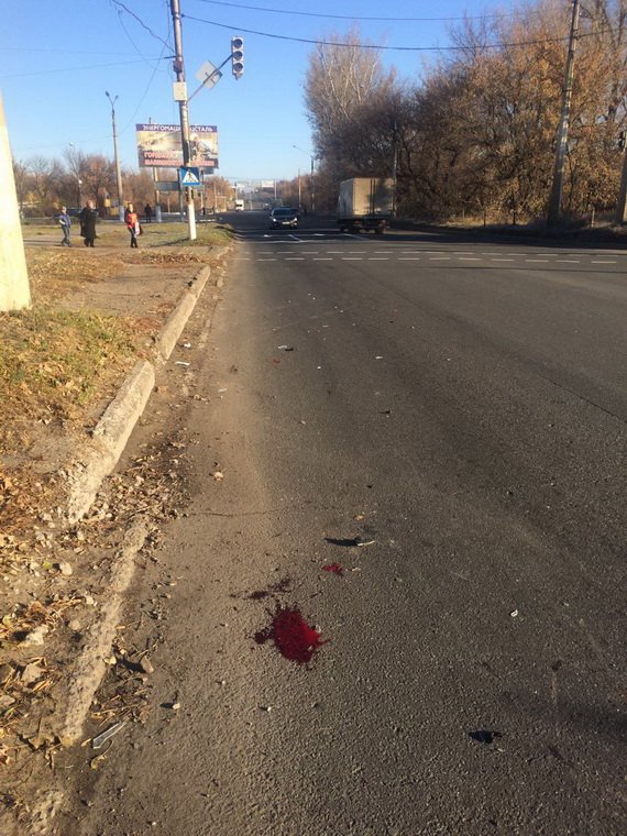 В Краматорске автомобиль сбил пешехода на переходе (фото) - фото 1 В Краматорске автомобиль сбил пешехода на переходе (фото) - фото 1