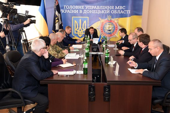 Заместитель Министра иностранных дел и посол Польши оценили уровень правопорядка в Мариуполе (ФОТО) (фото) - фото 1 Заместитель Министра иностранных дел и посол Польши оценили уровень правопорядка в Мариуполе (ФОТО) (фото) - фото 1