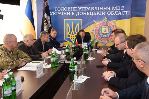 Заместитель Министра иностранных дел и посол Польши оценили уровень правопорядка в Мариуполе (ФОТО) (фото) - фото 1 Заместитель Министра иностранных дел и посол Польши оценили уровень правопорядка в Мариуполе (ФОТО) (фото) - фото 1