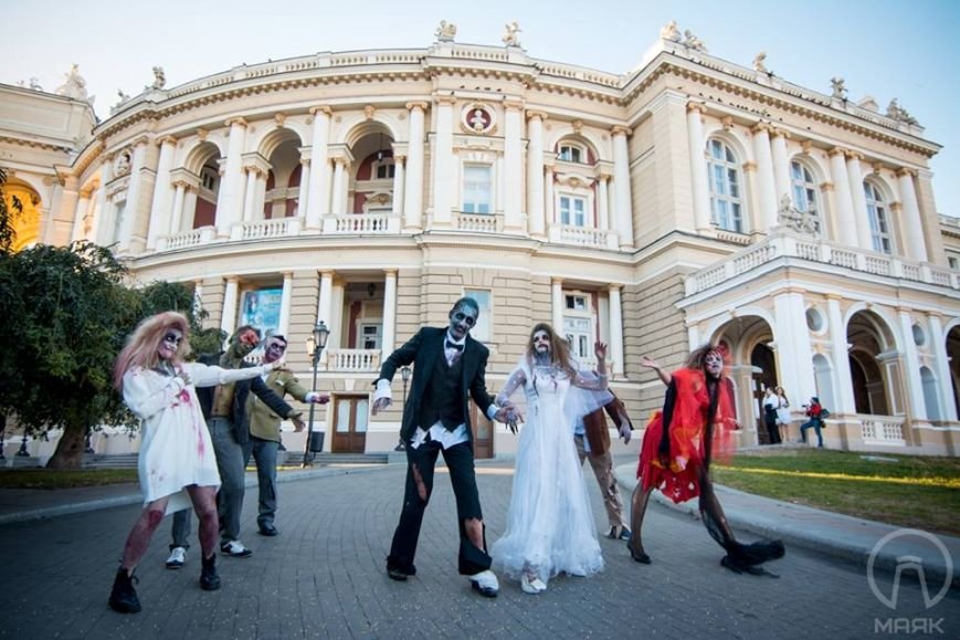 В центре Одессы горожан шокировала окровавленная невеста (ФОТО) (фото) - фото 1