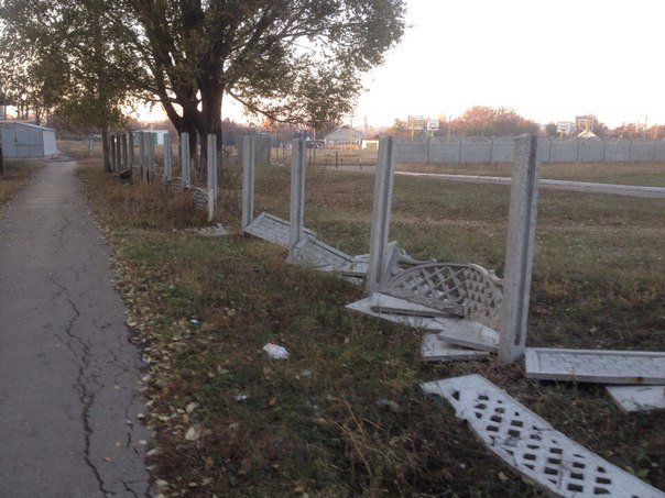 Димитровский УВК благодаря хулиганам осталась без забора (фото) - фото 3 Димитровский УВК благодаря хулиганам осталась без забора (фото) - фото 3