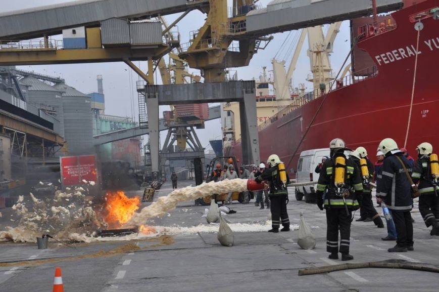 В одесском порту боролись с условной техногенной катастрофой (ФОТО) (фото) - фото 2