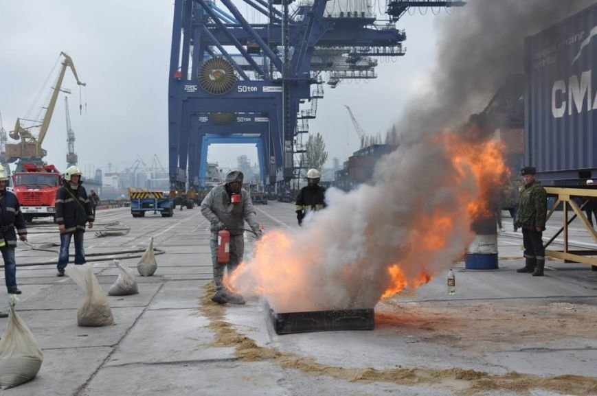 В одесском порту боролись с условной техногенной катастрофой (ФОТО) (фото) - фото 1
