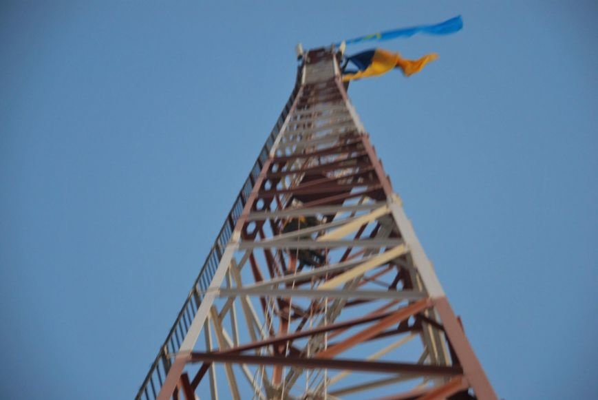 Одесские «правосеки» с крымскими татарами под носом у россиян установили государственный флаг  (ФОТО) (фото) - фото 1