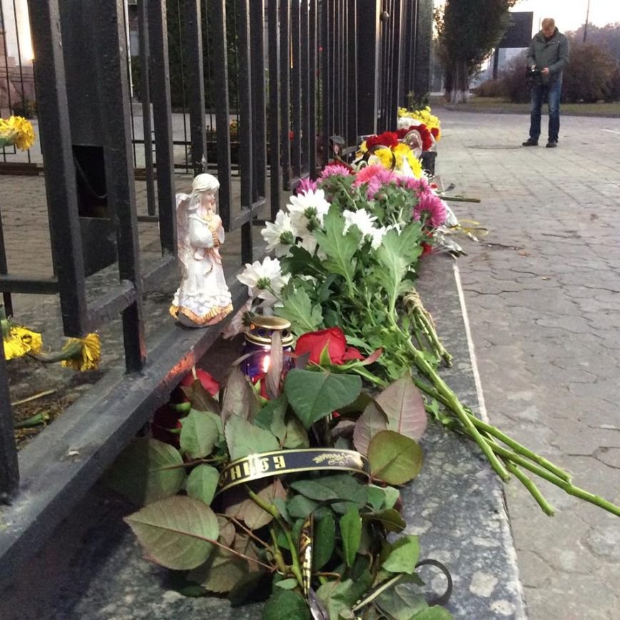 Киевляне несут цветы к зданию российского посольства (ФОТОФАКТ) (фото) - фото 1 Киевляне несут цветы к зданию российского посольства (ФОТОФАКТ) (фото) - фото 1