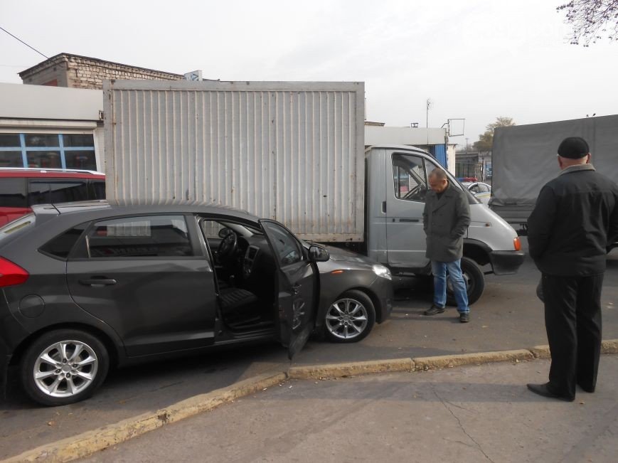 В Днепродзержинске произошло ДТП на улице Широкой (фото) - фото 2 В Днепродзержинске произошло ДТП на улице Широкой (фото) - фото 2